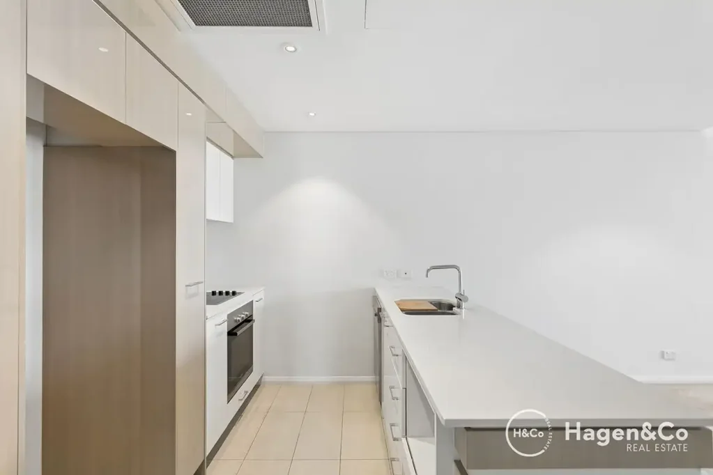 Enjoy the convenience of inner-city living in this low-maintenance apartment located in the heart of Highgate.