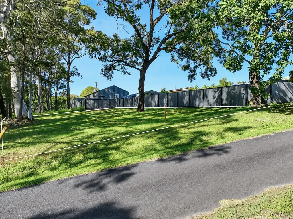 Russell Island 市中心黄金地块 711平米抬高地 现代服务便利 步行可达俱乐部码头IGA 711m2 Town Location