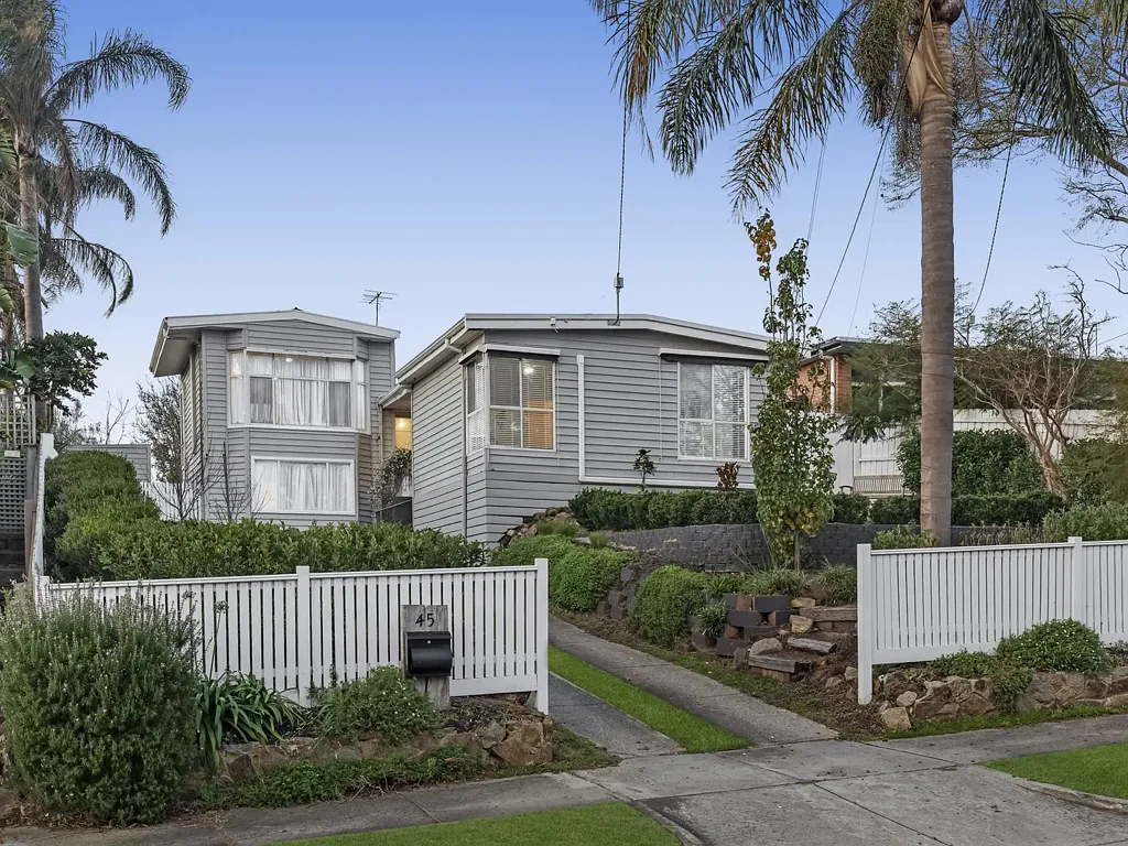 Frankston 4Habitaciones Elevated North-Facing Family Living with a Luxurious Magnesium Pool