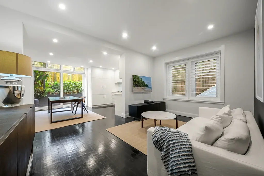 Beach Life at Your Doorstep – Stylish Coastal Retreat 150m from Clovelly Beach