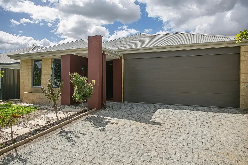 Aveley 3房  3x2 Home: Sleek & Modern, Low-Maintenance, Solar Panels & Surrounded By Parkland!