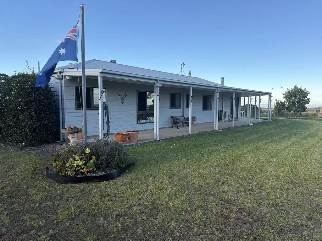 South Nanango 4બેડરૂમ Amazing views - Walk In and Live
