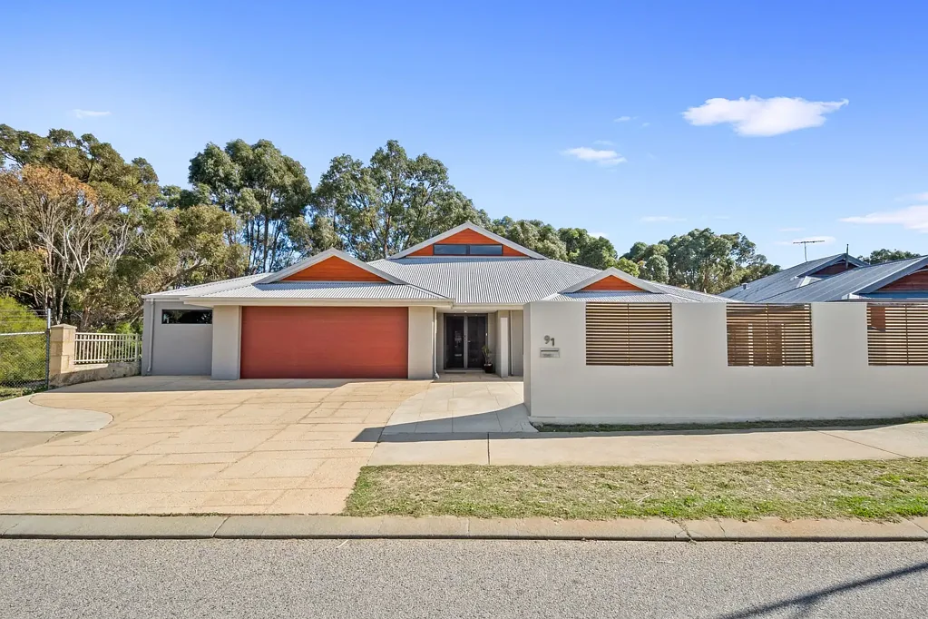Meadow Springs 3部屋 Modern golf course living with stunning views.
