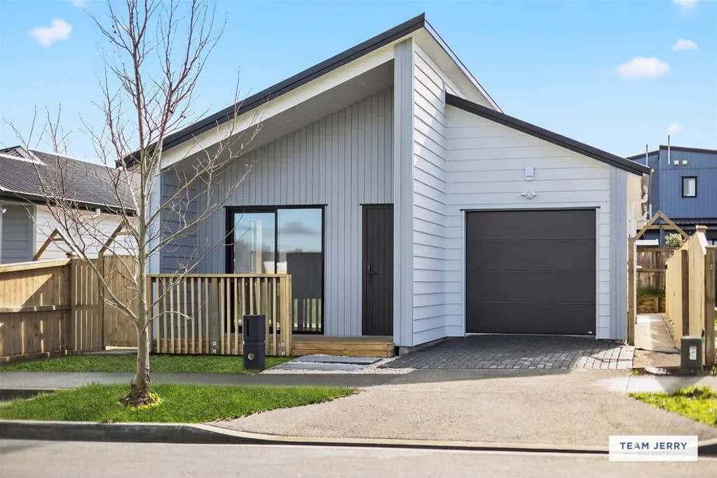 Drury 4房  Highly Desirable Single Level Home