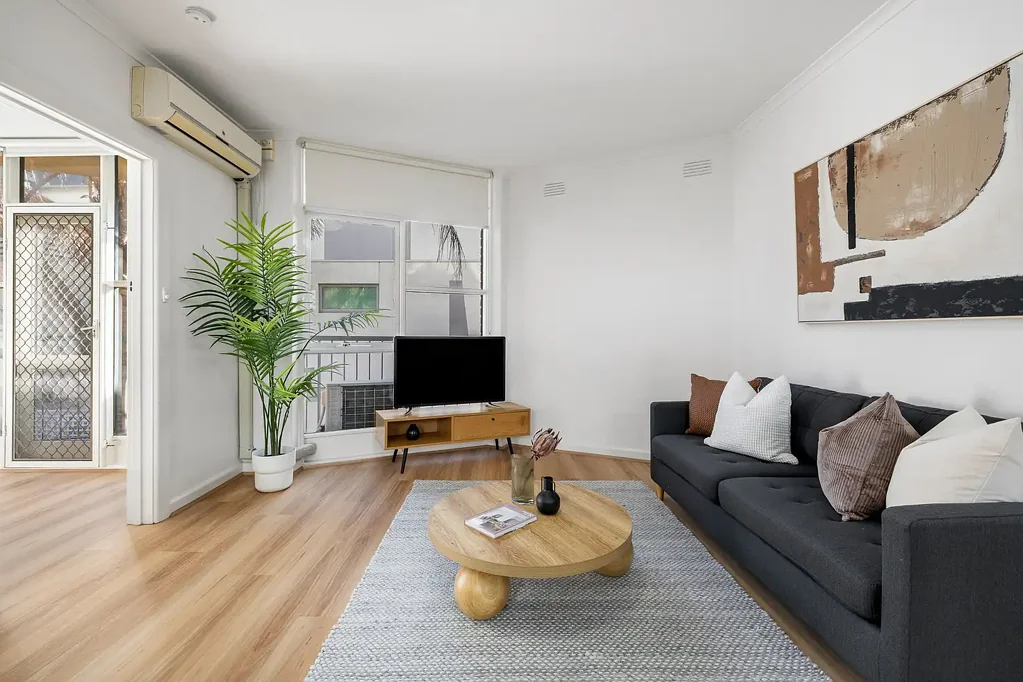 St Kilda 1房 St Kilda Marina对面 海滨瑰宝 采光充足 开放式布局 私人阳台海景 反向循环空调 公共屋顶露台 360度海湾全景 咖啡馆餐厅云集 Coastal Lifestyle Directly Opposite St Kilda Beach