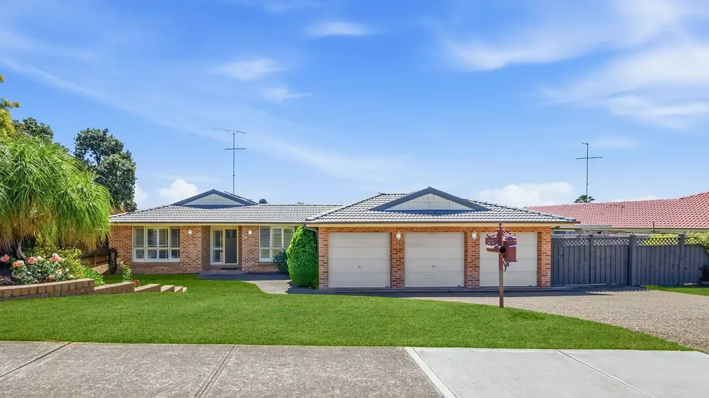 Narellan Vale 4Kwarto "Exceptional Family Living - Four Bedrooms Plus Study, Sparkling Pool, Triple Garage & Double-Gated Side Access"