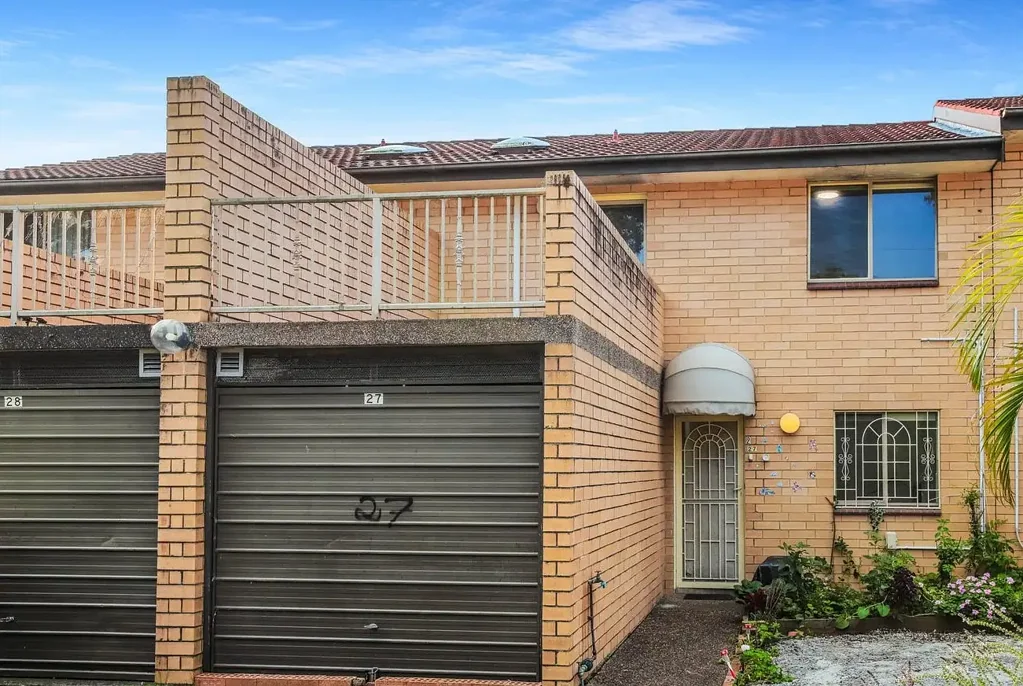 Three Bedroom Townhouse Close to Station!