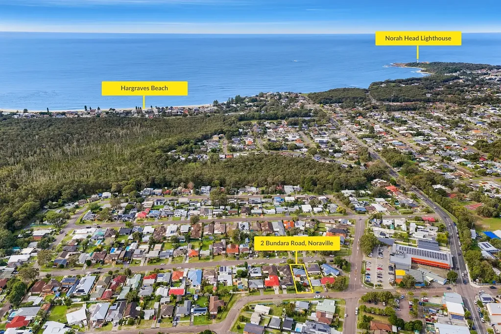 Noraville 3chambre 700+sqm Block with Dual Street Access - Untapped Potential!