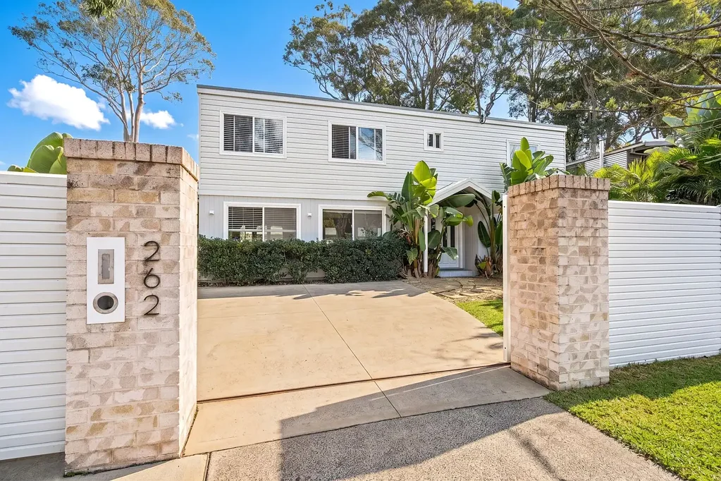 Berkeley Vale 8房  Coastal Dual Occupancy Opportunity – Renovated Family Home + Approved Granny Flat