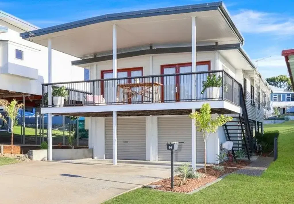 Live By The Beach - Stylish Coastal Rental with Stunning Views
