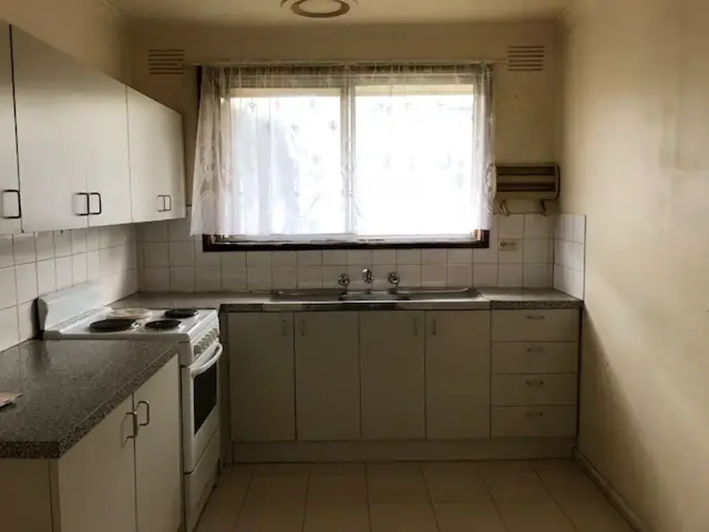 5 MINUTE WALKING DISTANCE TO STATION & SHOPS