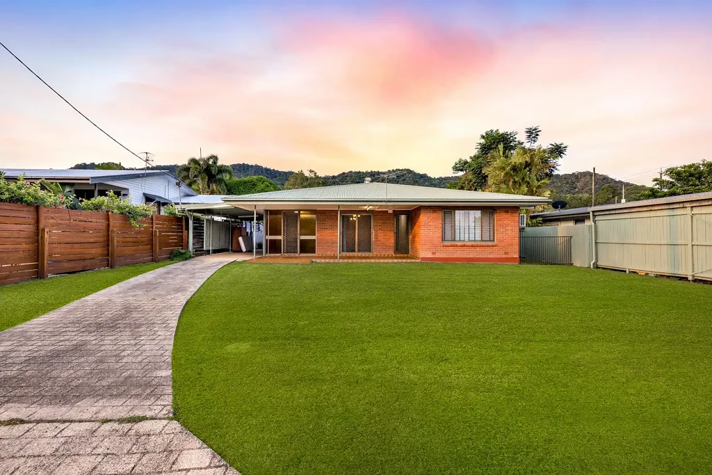 Edge Hill 4ਬੈੱਡਰੂਮ Much Loved Family Home in Coveted Edge Hill Locale