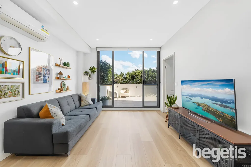 Enfield 2બેડરૂમ IMPECCABLE WITH EXPANSIVE LAYOUT & SET TO THE REAR WITH LARGE ALFRESCO BALCONY + PRIVATE LEAFY OUTLOOK