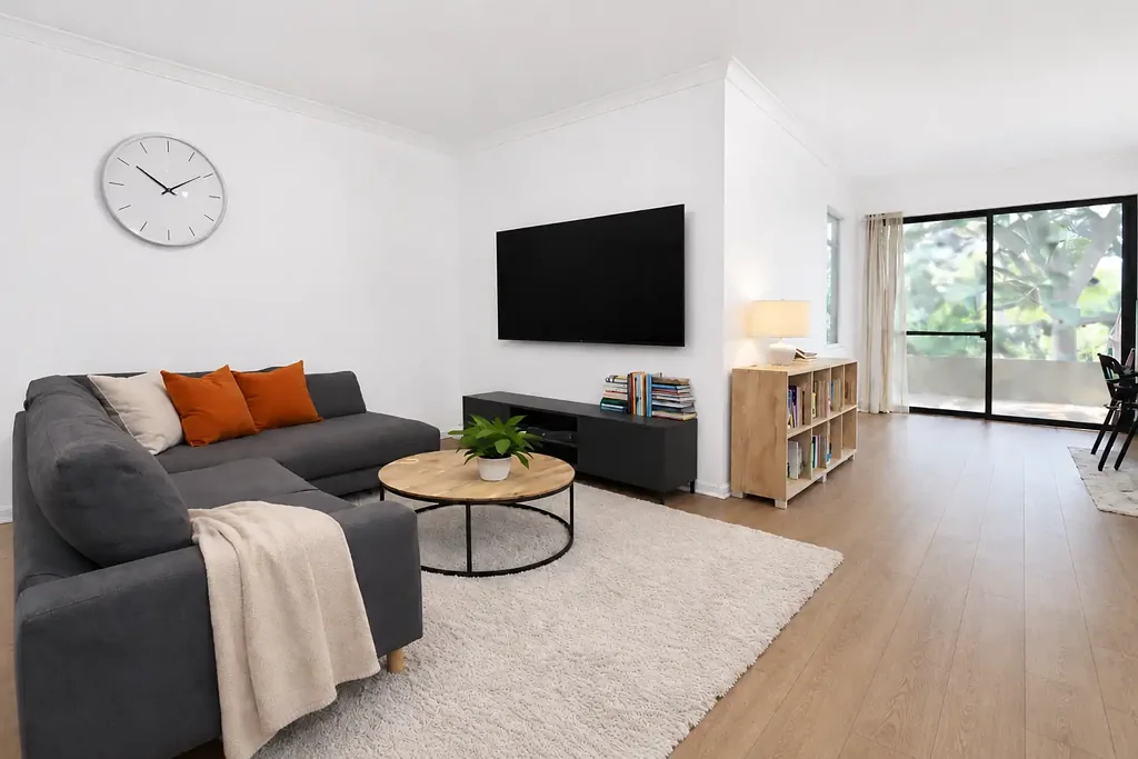 FULLY FURNISHED - ONE OF THE BEST LOCATIONS IN RANDWICK -  NEAR AMENITIES, UNSW AND COOGEE BEACH.  WORK VISAS ACCEPTED.