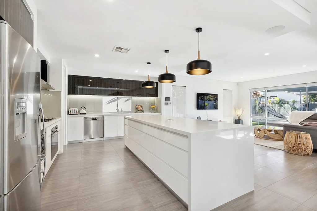 STUNNING FULLY FURNISHED 4x2x2 FAMILY HOME W/ POOL IN ATTADALE