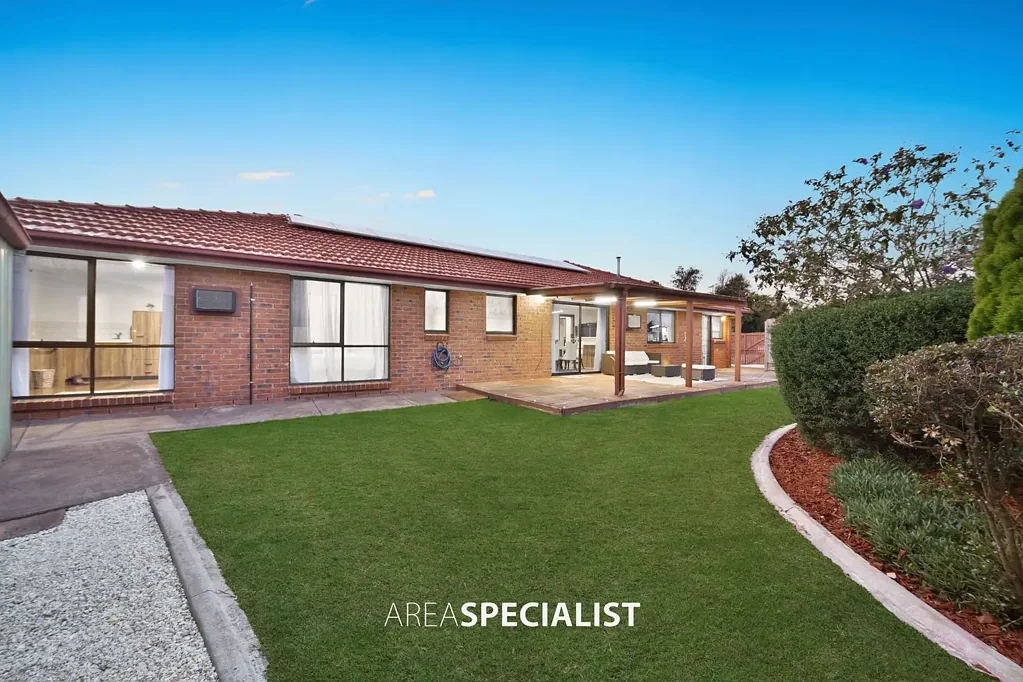 Cranbourne 4ห้องนอน Welcome to 29 Strafford Ave, Cranbourne — Dual Occupancy family home in a prime location
