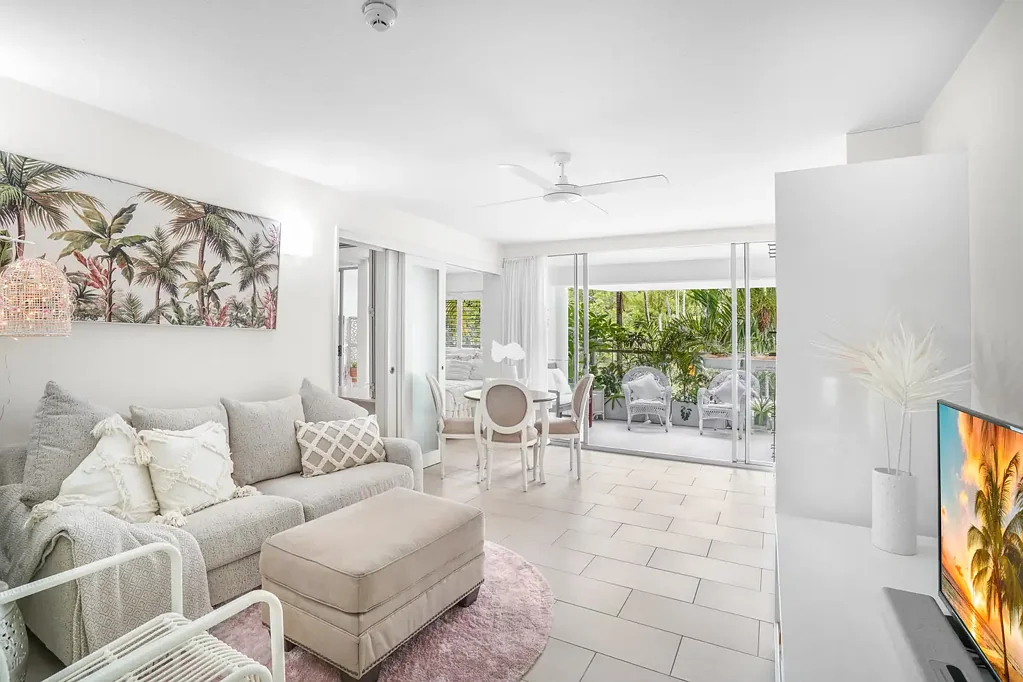 Palm Cove 2房  Corner coastal retreat, furnished & footsteps to the beach.