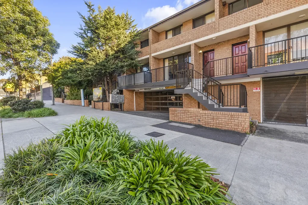 Newtown 2બેડરૂમ Spacious, Tranquil Dual-Level Townhouse In Original Condition
