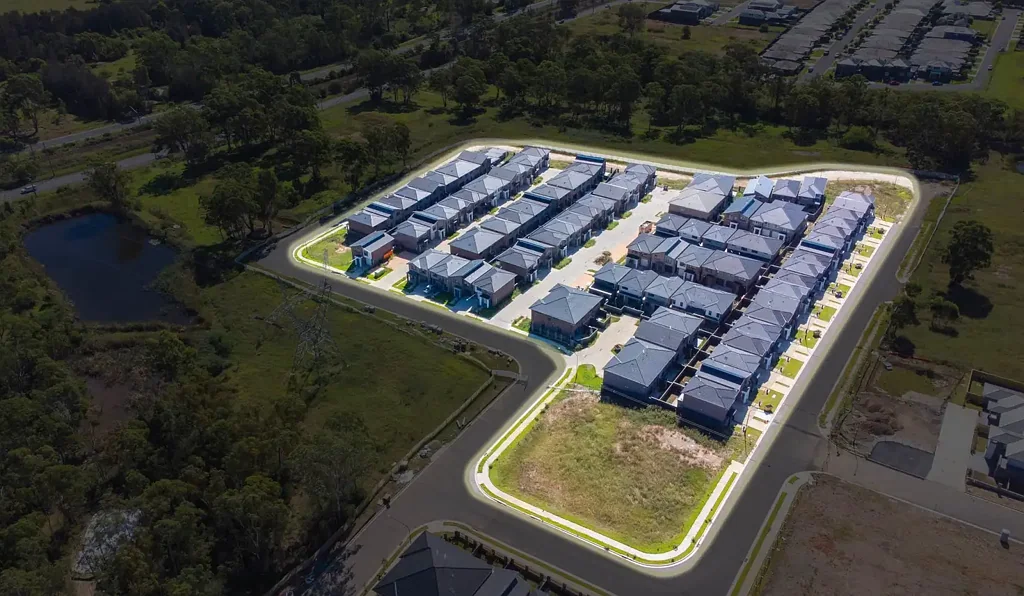Riverstone 4房 现代设计 优质装修 宽敞卧室 现代厨房 明亮开放 低维护后院 安全车库 靠近学校交通 Townhouses in Vibrant Riverstone - Ideal for Families and Investors