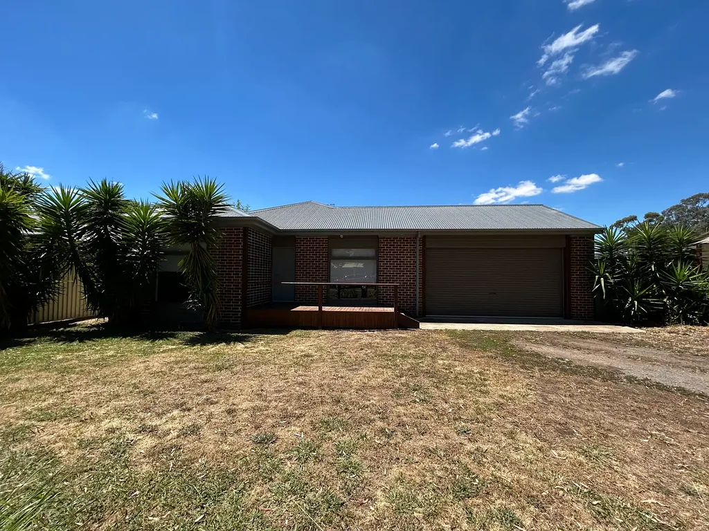 Modern 4 Bedroom Home on Large Block