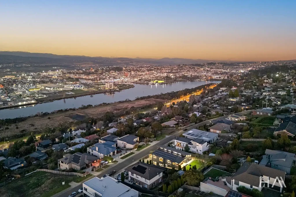 Trevallyn 5 Bedroom Expansive Views, Executive Living & Effortless Comfort!