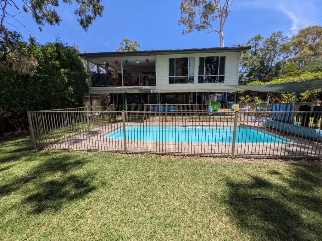 Wyee Point 3Zimmer SPACIOUS D'BLE STORY, 3 BEDROOM HOUSE ON A LEVEL GOOD SIZED BLOCK,WITH GREAT WATER VIEWS