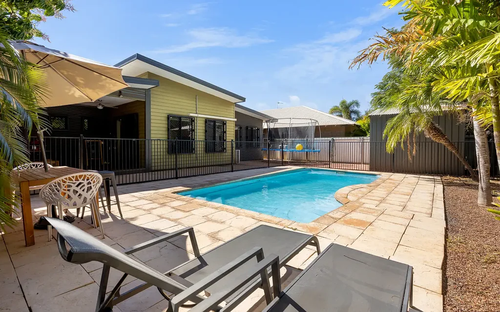 Nickol 4બેડરૂમ Architectural Charm, Family Comfort, and Poolside Bliss!
