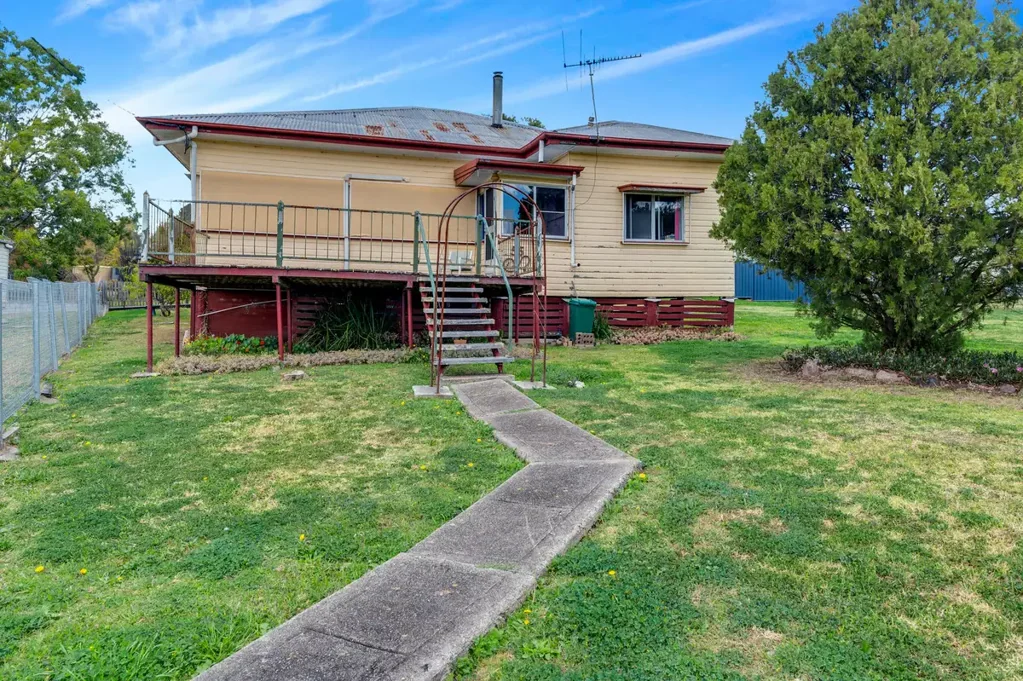Killarney 4 Bedroom CLASSIC TIMBER HOME WITH VIEWS AND LIFESTYLE APPEAL
