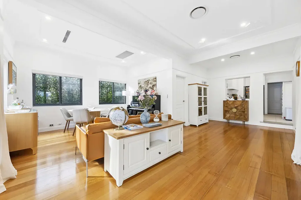 Northbridge 5Habitaciones BlueÃÆ'¢€'Ribbon Northbridge Home with Exceptional Development Potential