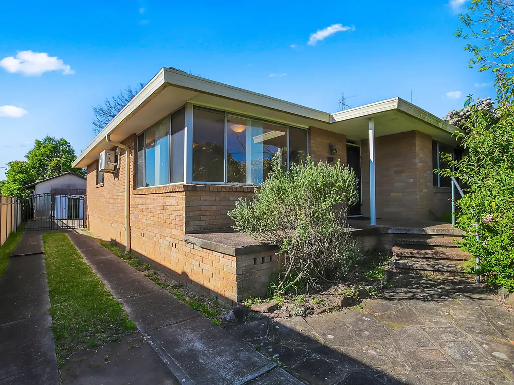 One Week RENT FREE - 3 Bedroom Family Home