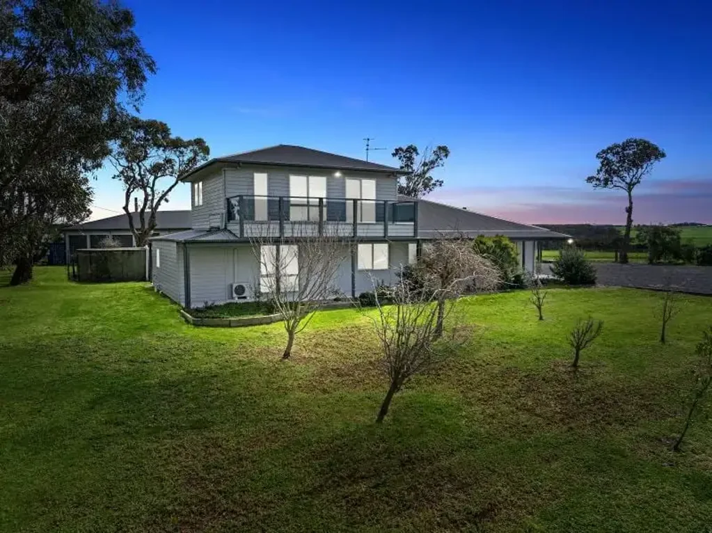 Inverloch 4房  Huge 2 Story Home on 5 Acres Close To The Beach