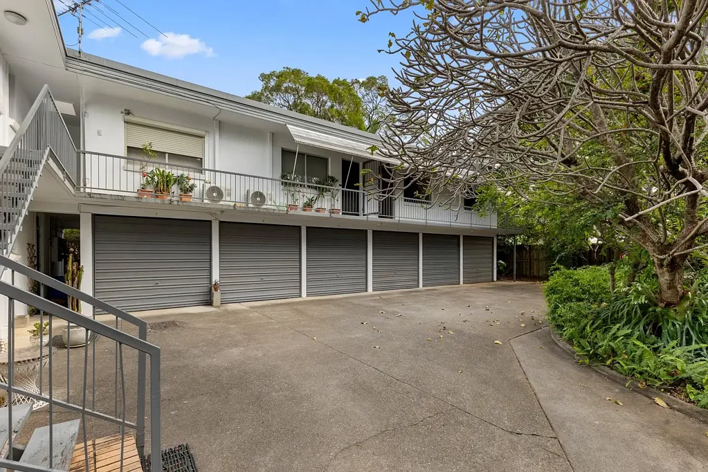 Clayfield 2Habitaciones Quietly Positioned, Naturally Private & Surprisingly Spacious