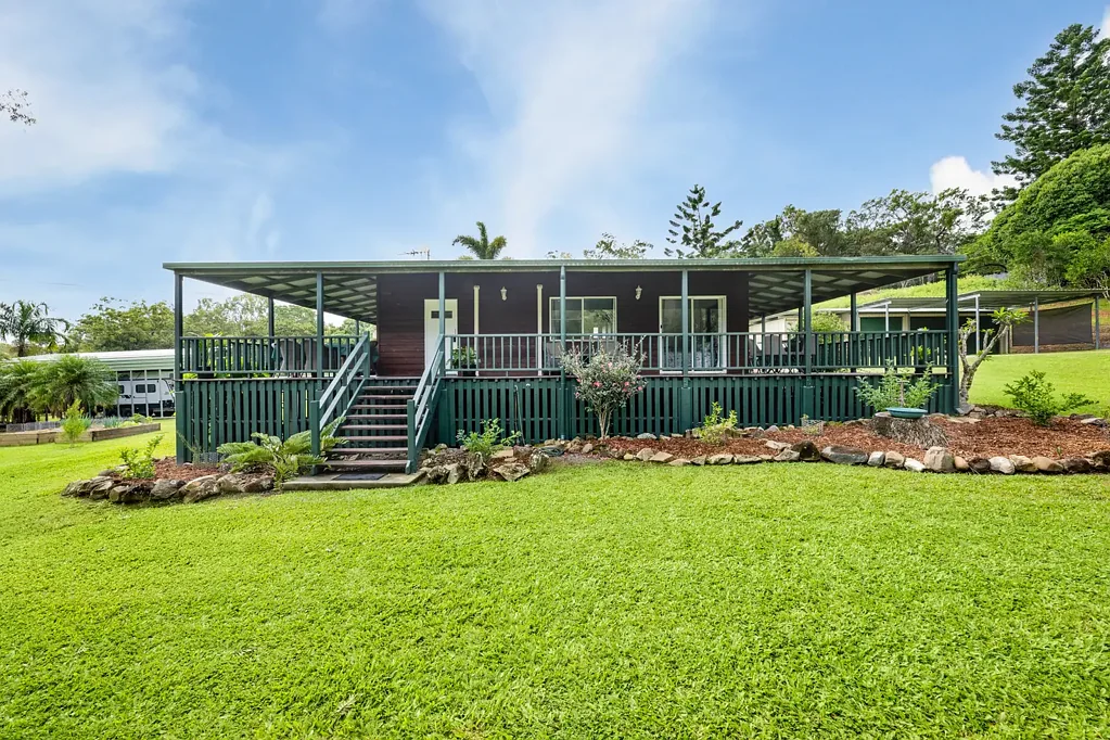 The Leap 3房  Western Red Cedar Home with Wraparound Verandahs, Recent Upgrades and Huge Shed