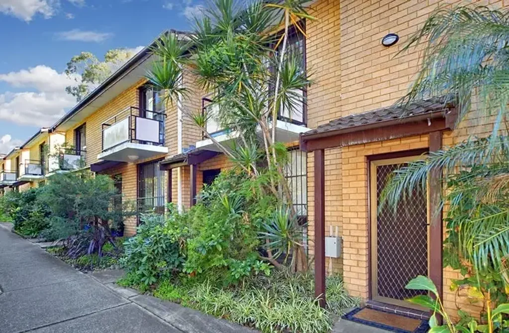 Modern Executive Townhouse in a Quiet Summer Hill Setting