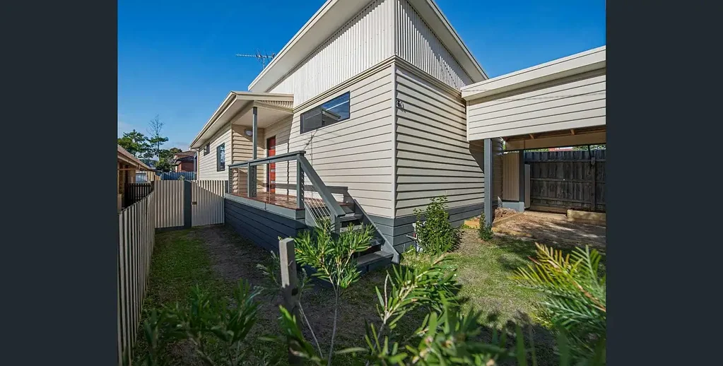 Rosebud 3房 Rosebud海滨瑰宝 400㎡全幅地 全新Weatherboard 标志性屋顶 高天花板 多区生活 奢华主卧套 全设备厨房 朝北露台 车棚 空调服务 Quintessentially coastal & Builiding Inspection Completed