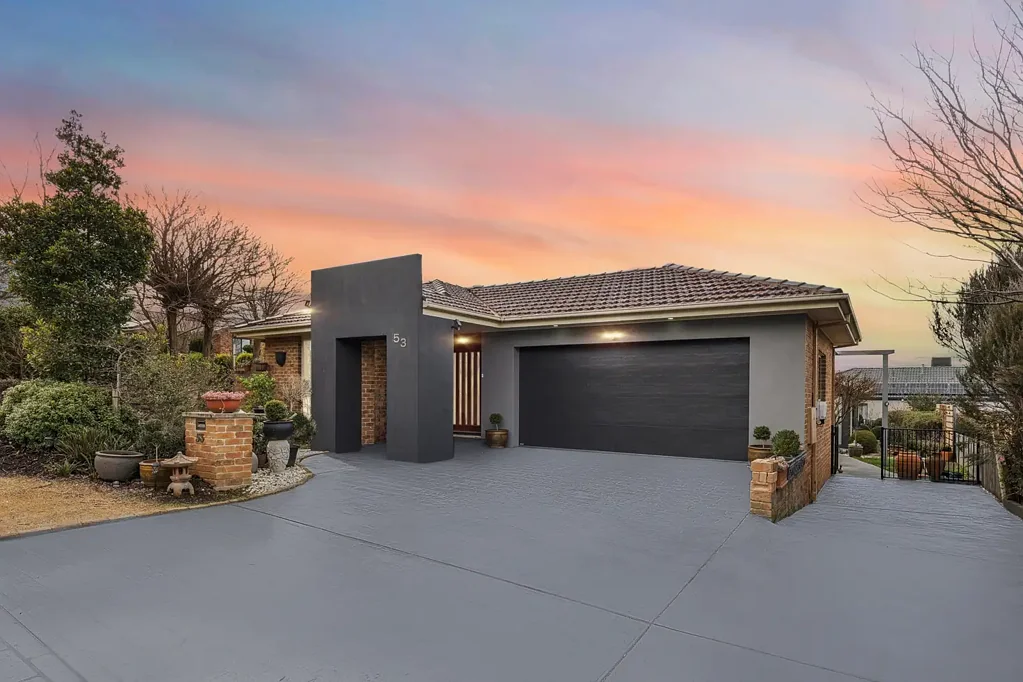 Amaroo 5ਬੈੱਡਰੂਮ Spacious Five-Bedroom Residence in Amaroo