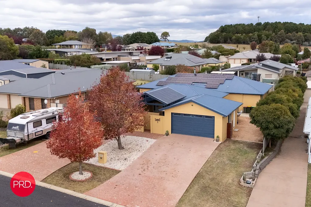 Bungendore 6Phòng ngủ Substantial Family Home with Heaps of Garaging!