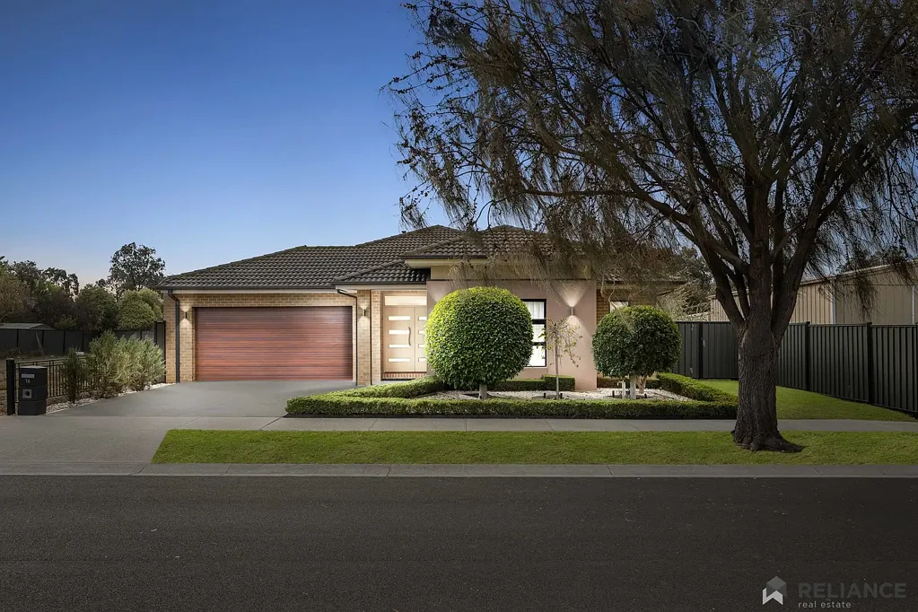 Tarneit 4ห้องนอน TARNEIT'S BEST KEPT SECRET - CUSTOM OWNER-BUILT FAMILY MASTERPIECE | 4 BED + STUDY + MULTIPLE LIVING AREAS | 2 KITCHENS