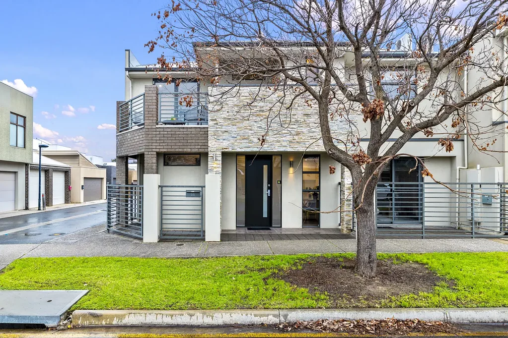 Lightsview 3ห้องนอน A Tree-Lined Address with the Bonus of a Corner Allotment & Double Garage