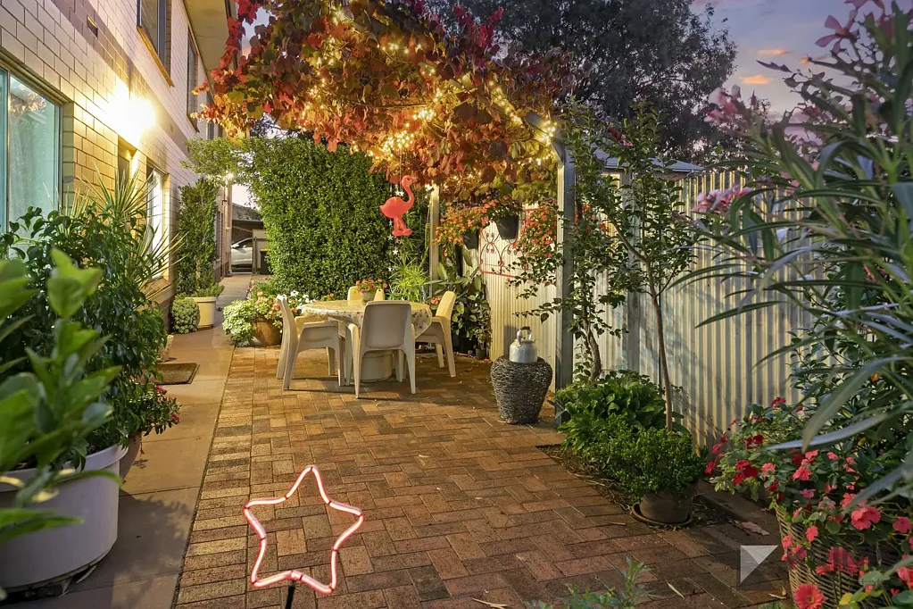 GORGEOUS & CUTE. CLOSE TO ALL AMENITIES.