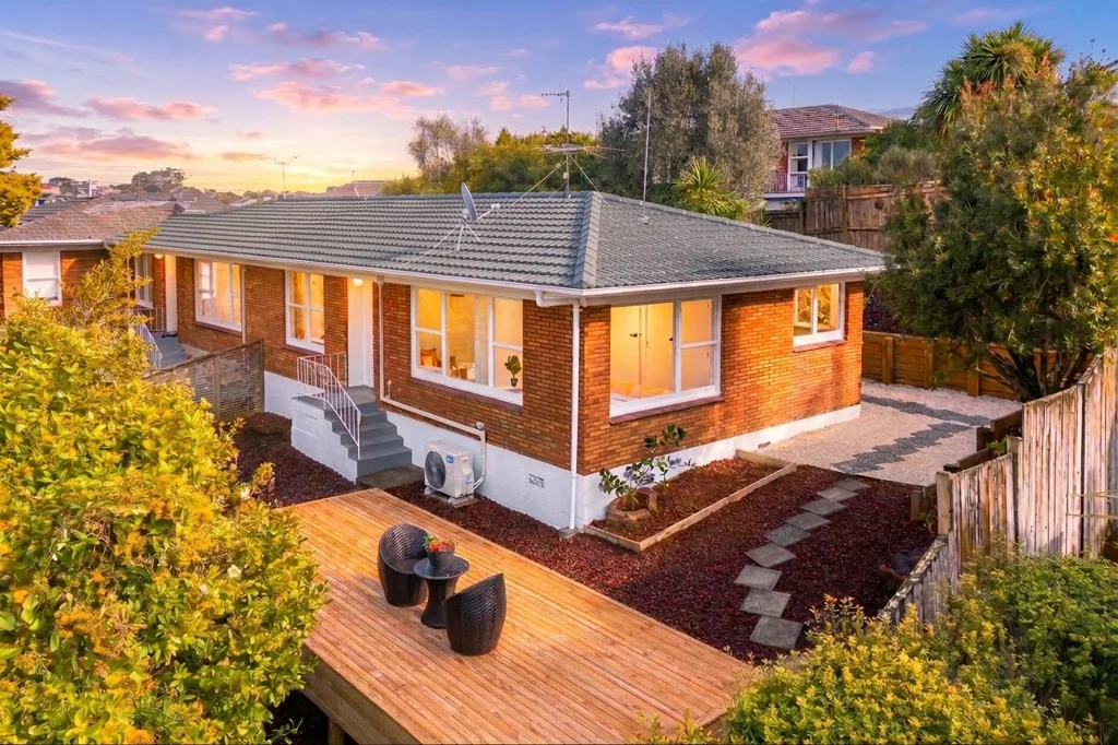 Milford 3房  Renovated Brick & Tile End Unit  Prime Milford