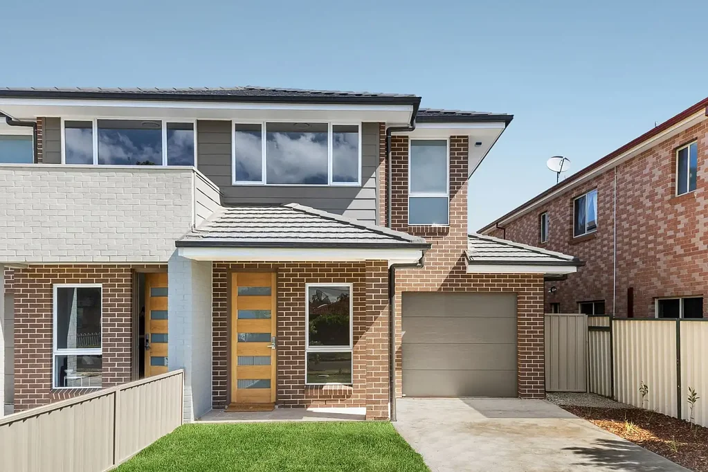 Punchbowl 4房 现代风格 宽敞空间 四卧套房 时尚主浴 双盥洗室 洗衣房 书房 客厅 开放餐厨 安全车库 宽敞露台 高品质低维护 Contemporary Design with Space and Versatility