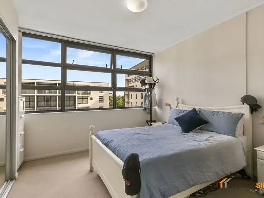Spacious Split Level One Bedroom + Study & Parking
