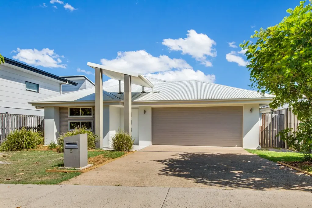:: MODERN FAMILY HOME IN POPULAR ESTATE