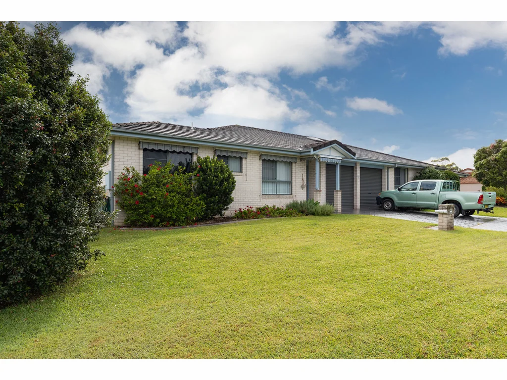 1/2 Wamara Crescent, Forster, NSW 2428