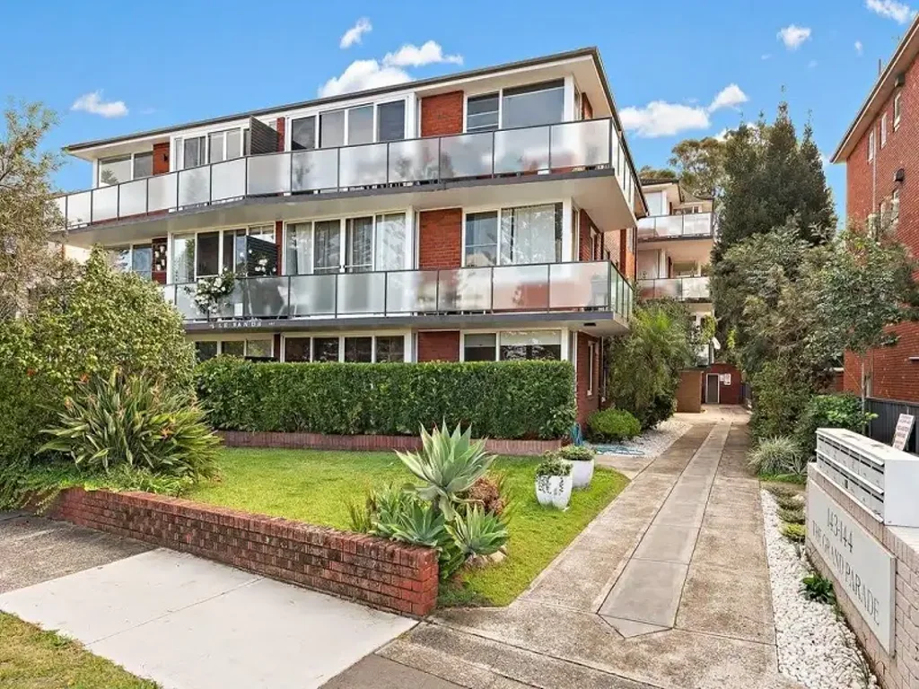 Spacious 3-Bedroom Apartment by the Water