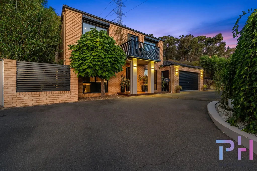 Flora Hill 4chambre ELEVATED BUT AN EASY-CARE HOME ON 1250M2 (APPROX)