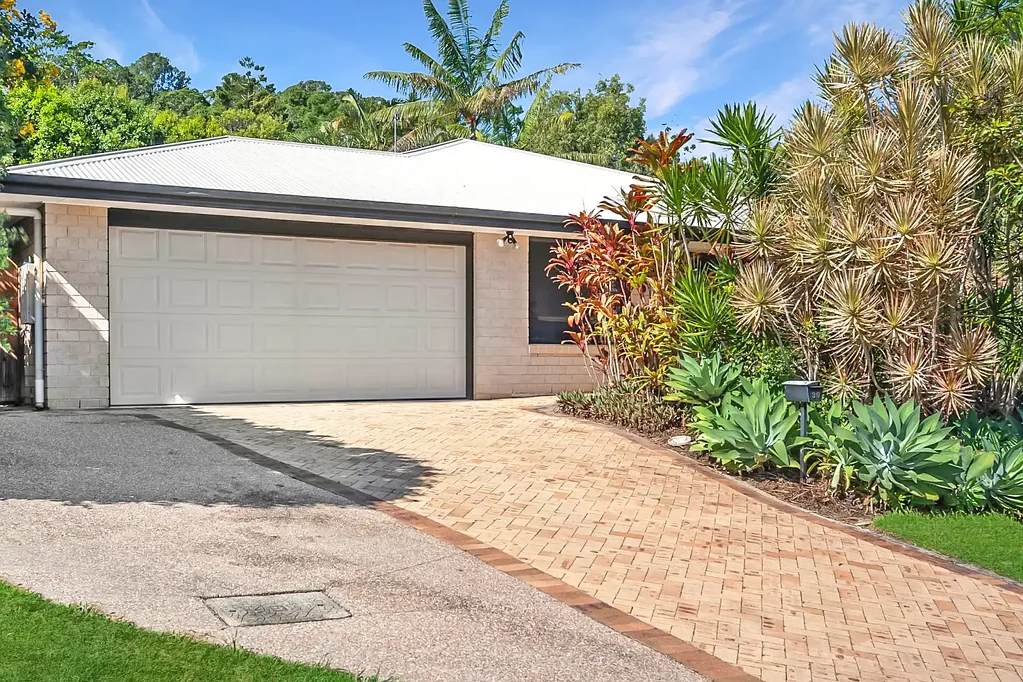 Coolum Beach 4房  Renovated Coastal Living in a Quiet Family Setting