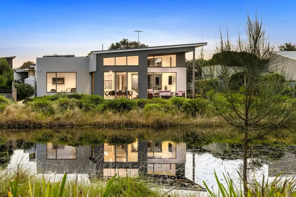 Torquay 4chambre PRESTIGIOUS WATERFRONT LIVING IN THE SANDS ESTATE