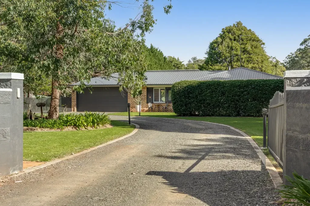 Highfields 4Kwarto Exceptional Family Acreage Living on 5,072m² Backing Parkland